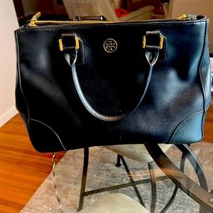 Medium size Tory Burch purse, perfect condition like new.